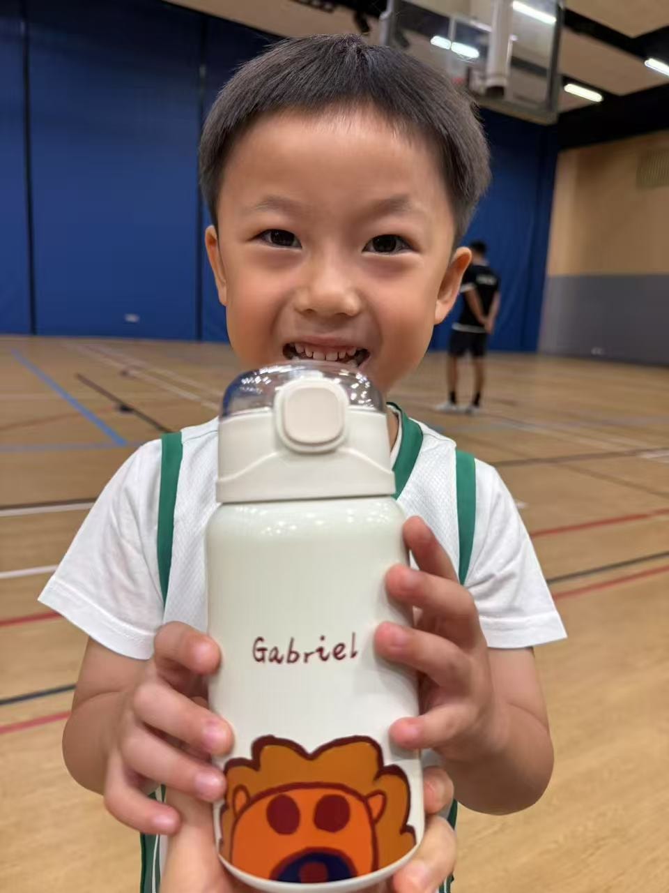 小朋友拿著個人化水壺